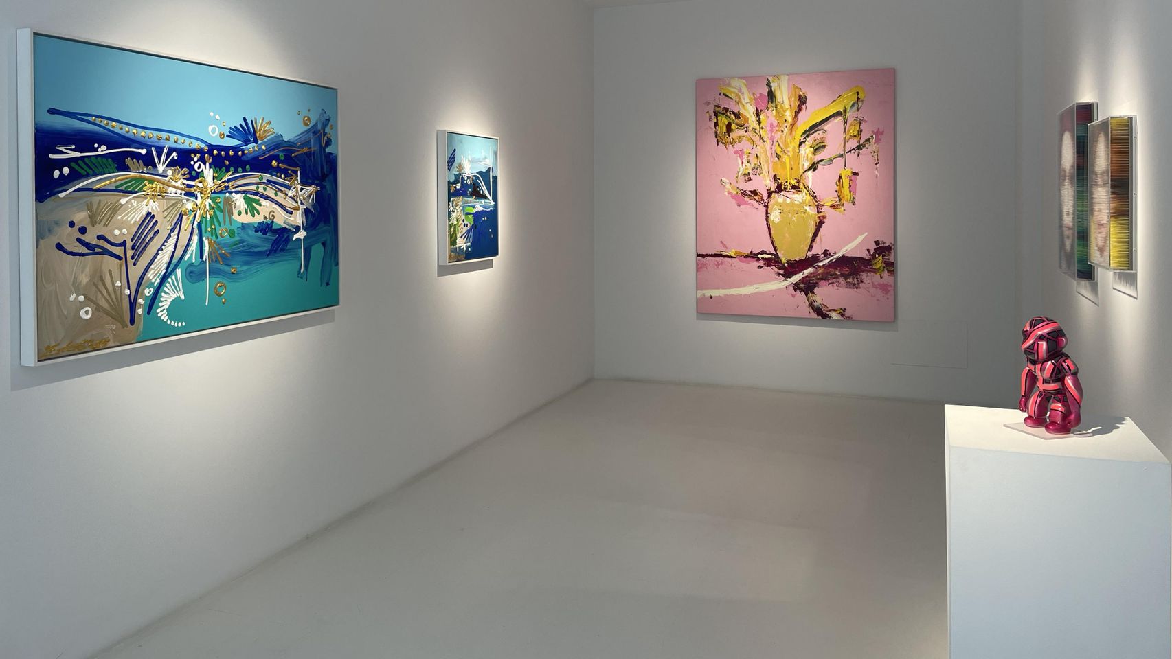 El eclecticismo de las paredes de la galería es tan refrescante como las propias obras expuestas.