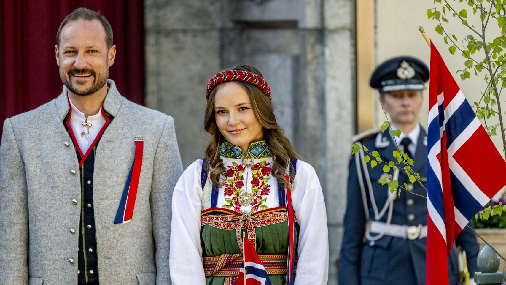 La princesa Ingrid Alexandra junto a su padre, el rey Haakon de Noruega, durante las celebración del Día Nacional el 17 de mayo de 2022.