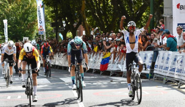 El eritreo Natnael Tesfazion vence en un emocionante final en Getxo