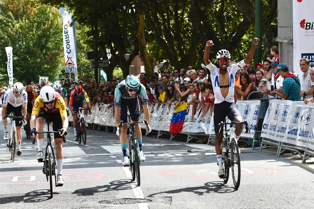 El eritreo Natnael Tesfazion vence en un emocionante final en Getxo