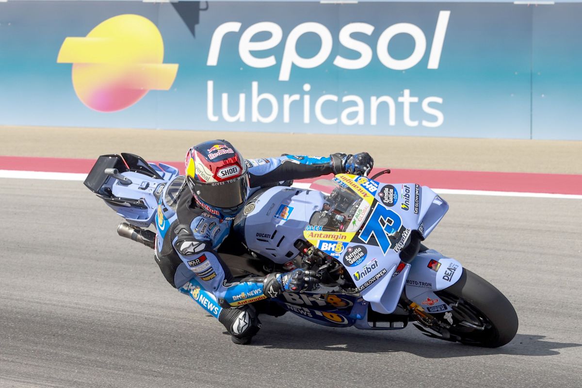 Bezzecchi y Alex Márquez doblegan en última instancia a Marc Márquez, con récord incluido
