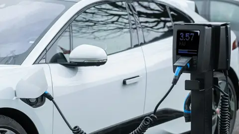 Recargar un eléctrico cuesta 100 euros menos al mes que un vehículo de gasolina
