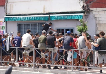 Los tenderos de Ceuta que resisten ante una muchedumbre hambrienta
