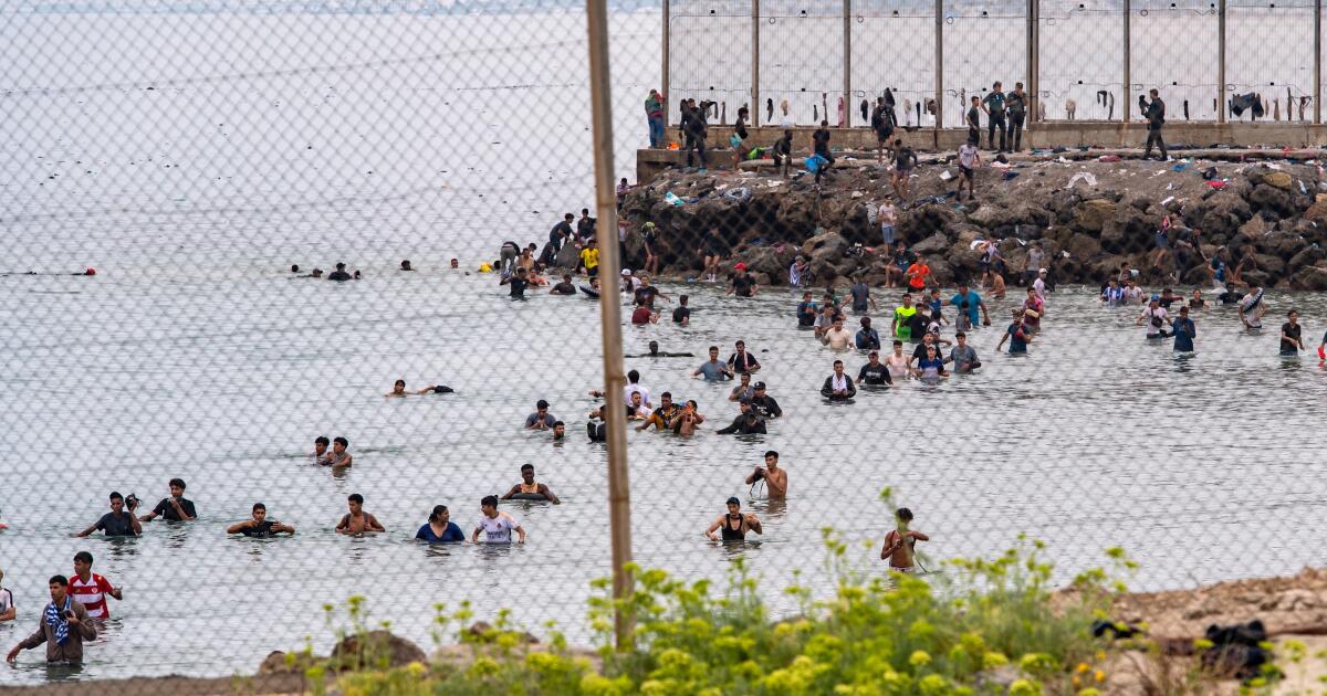 Rumores en internet iniciaron carrera frenética de migrantes hacia el territorio español de Ceuta