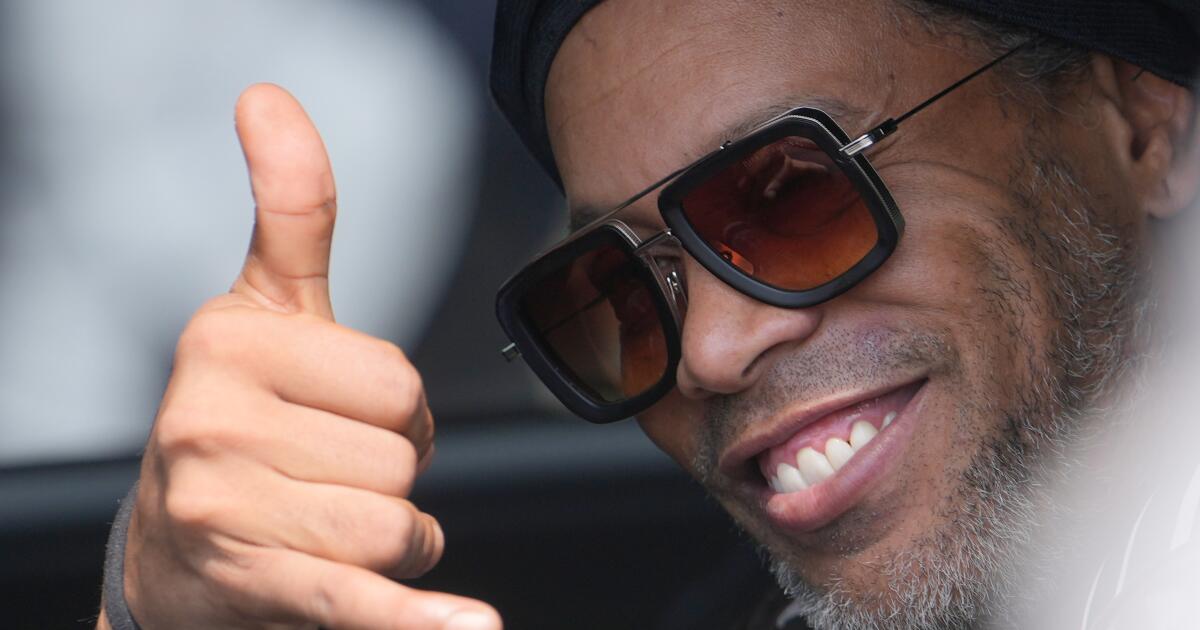 El astro brasileño Ronaldinho llega a Italia tras fichar con el Ravenna de 3ra división