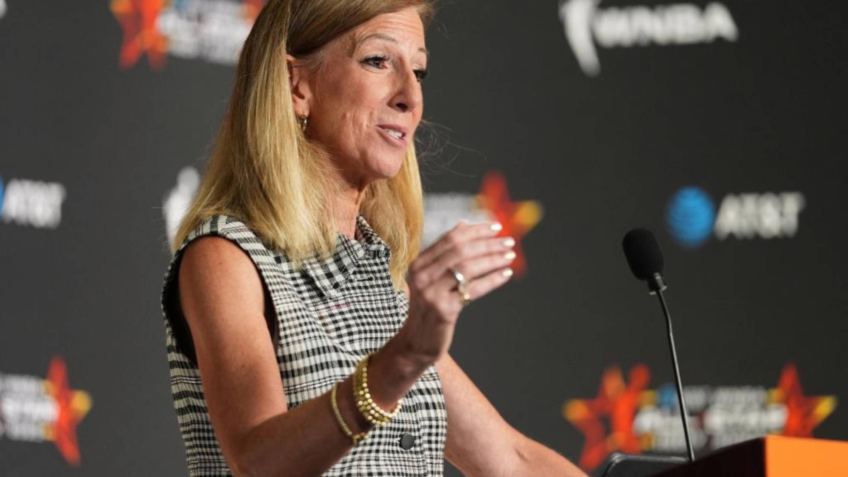 La comisionada de la WNBA se jubilará en pleno debate sobre las atletas transgénero