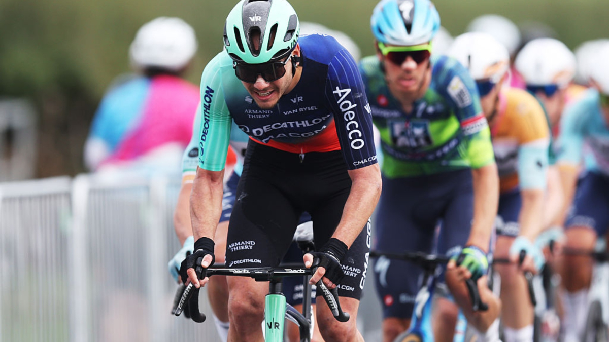 Emilien Jacquelin, campeón olímpico en biatlón, corre el Tour de Gran Bretaña