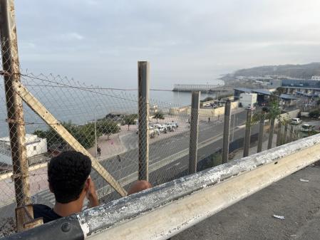 Un inmigrante frente al espigón del Tarajal