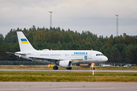 El avión ucraniano UR-ABA, que transportaba a Zelenski y que estuvo a punto de ser alcanzado, antes del funeral del rey Harald V de Noruega