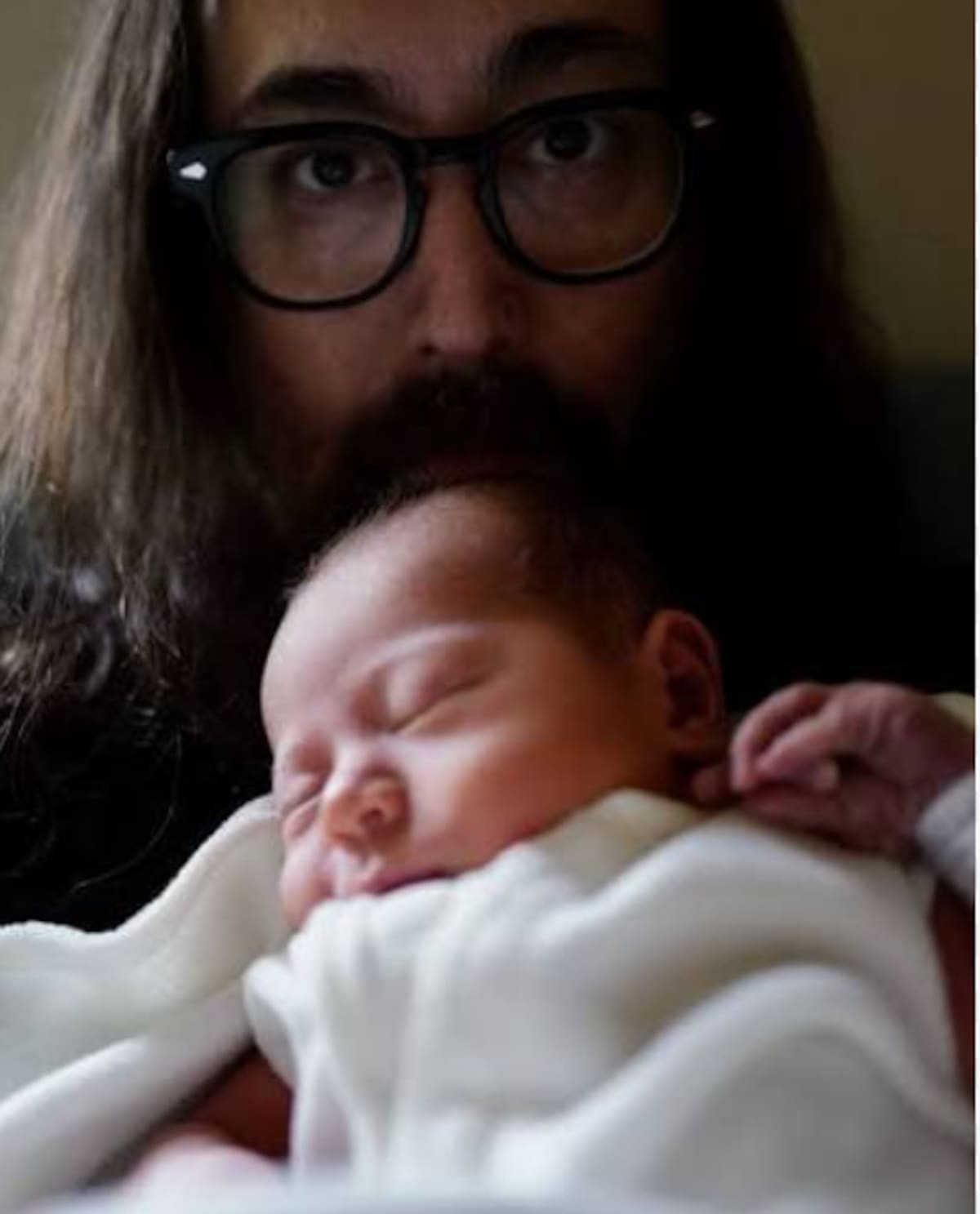 Sean Lennon con hijo