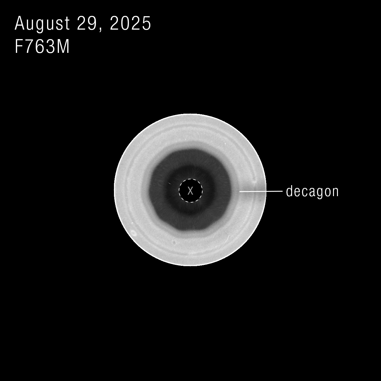 Fotografia del nuevo decgono en el polo sur de Saturno