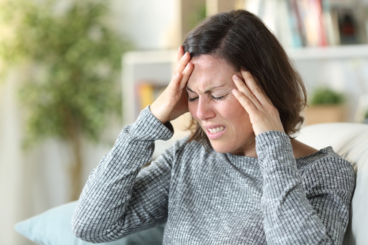 Neurólogo asevera que la migraña genera pérdidas más allá del dolor de cabeza y destaca el valor de un manejo adecuado