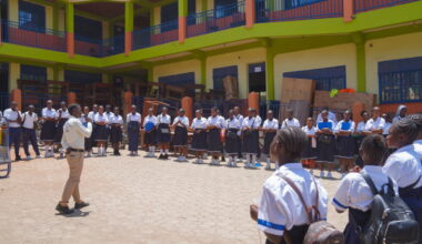 Reabren escuelas en el epicentro del ébola en el Congo pese a inquietud de padres y maestros