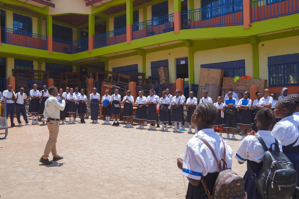 Reabren escuelas en el epicentro del ébola en el Congo pese a inquietud de padres y maestros
