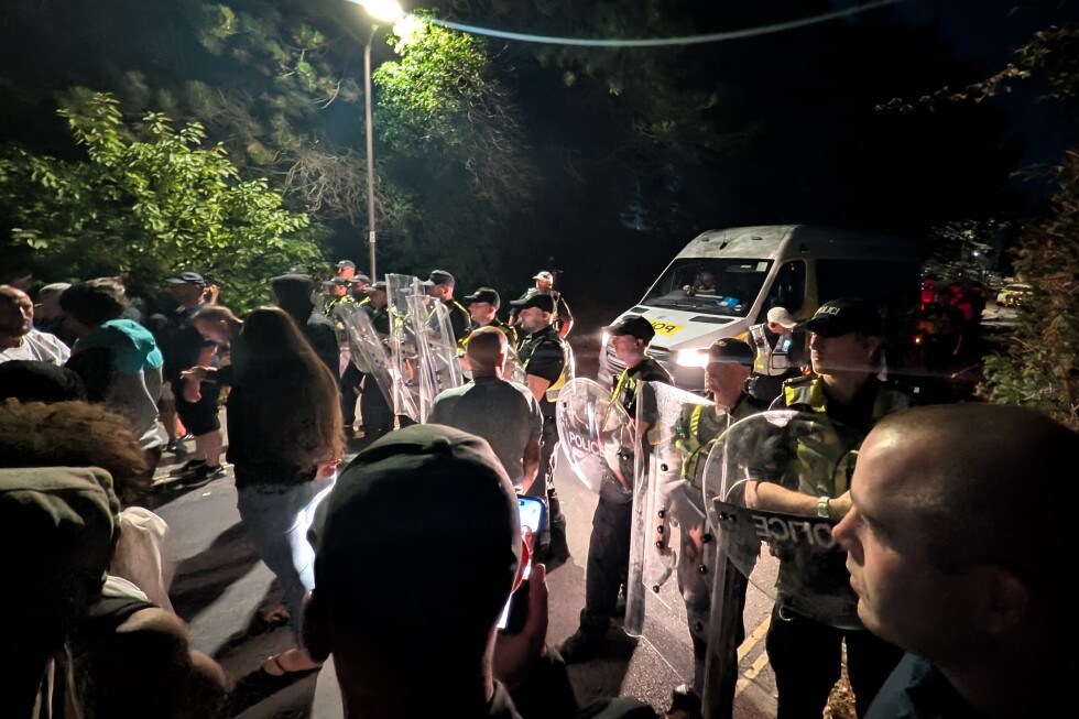 Gobierno del Reino Unido condena protestas antiinmigrantes en puertos