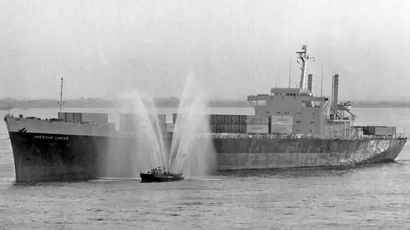 Ein Feuerlöschboot begrüßt am 31. Mai 1968 das Containerschiff "American Lancer" beim Einlaufen in den Hamburger Hafen. | dpa Ein Feuerlöschboot begrüßt am 31.05.1968 das Containerschiff "American Lancer" beim Einlaufen in den Hafen von Hamburg.