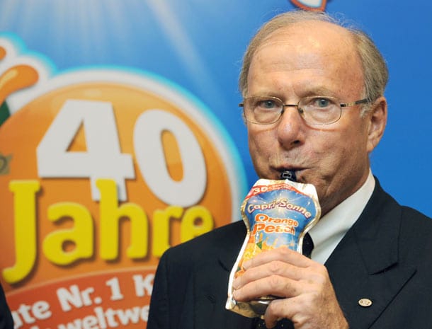 Hans-Peter Wild (Jahrgang 1941) mit seiner Erfindung, der Capri-Sonne. Hans-Peter Wild (Jahrgang 1941) mit seiner Erfindung, der Capri-Sonne.