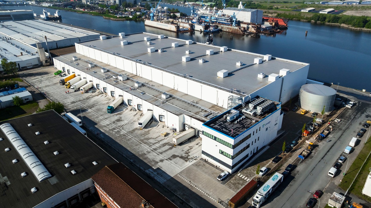 Platz für 40.000 Paletten: Riesiges Tiefkühlhaus öffnet in Bremerhaven
