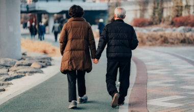 Bildbeschreibung: Eine ältere Frau und ein älterer Mann.