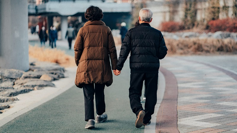 Bildbeschreibung: Eine ältere Frau und ein älterer Mann.