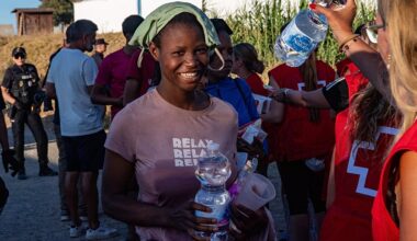 Spanien ignoriert EU: verlegt 500 Migrantenmädchen aus Ceuta aufs Festland