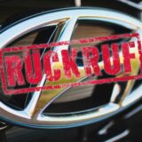 Hyundai-Logo im Hintergrund, davor in roter Schrift das Wort „Rückruf“