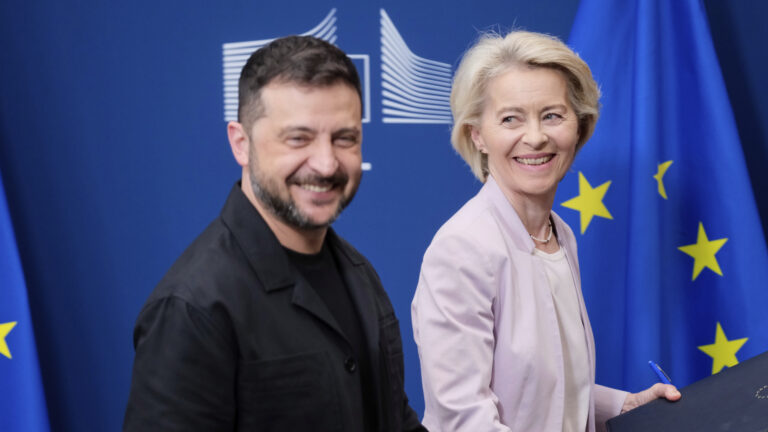 Zum 35. Unabhängigkeitstag: EU stellt der Ukraine weitere 6,1 Milliarden Euro für Waffen bereit