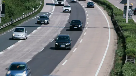 Die Autobahn 37 bei Hannover ist vielbefahren von unterschiedlichen Fahrzeugen. | NDR, Julius Matuschik Die Autobahn 37 bei Hannover ist vielbefahren von unterschiedlichen Fahrzeugen.