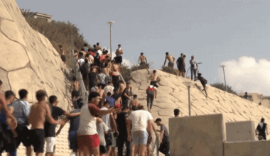 Migrants from Morocco pour into Spain