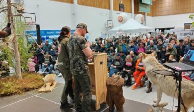 Hunting Hietaniemen eli Rami Hietaniemen eräbingo keräsi melkoisen joukon messuvieraita koettamaan onneaan pelissä. Messuemäntänä toimi Satu Tuomisto, joka piti messuväen hienosti ajan tasalla koko päivän ajan.
