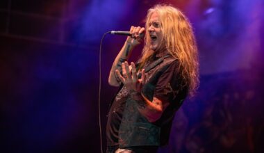 Sebastian Bach tylyttää Youtuben "laulueksperttejä" - "Tekisi mieleni potkia munille"
