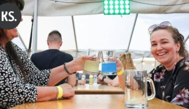 Huurteisia oluita ja värikkäitä lonkeroita – Kasarminmäellä vietetään Kymijoki Beer Festivaalia | Paikalliset