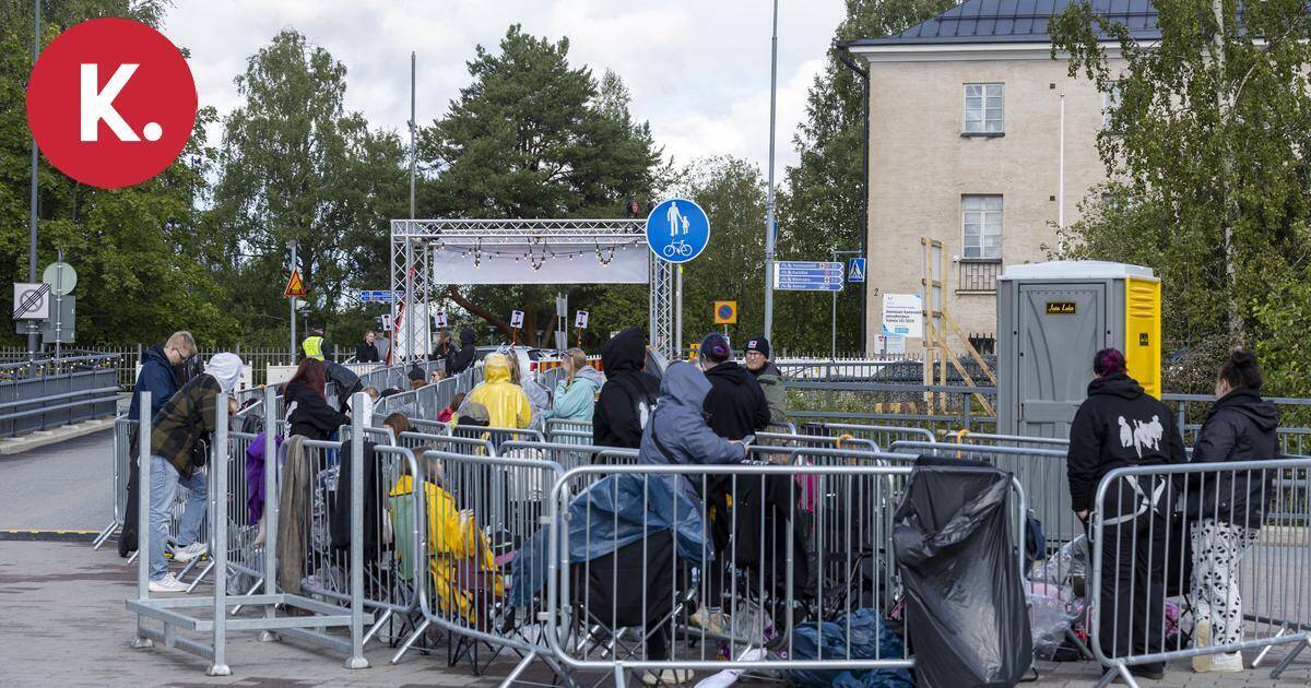 Kuva: Ensimmäiset fanit saapuivat jo yöllä jonottamaan Kuumaa-yhtyeen keikalle Joensuussa | Paikalliset