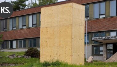 Unto Seppäsen patsas siirretään Kouvolan teatterin työmaan alta | Paikalliset