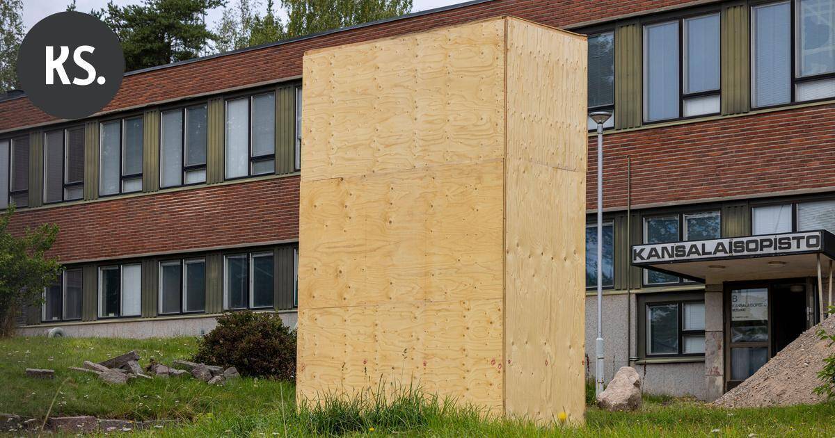 Unto Seppäsen patsas siirretään Kouvolan teatterin työmaan alta | Paikalliset
