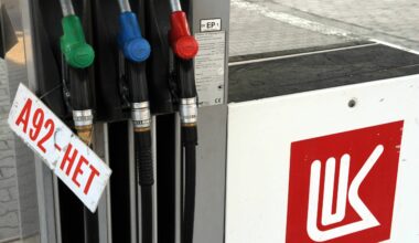 Bensiinin myynti Venäjällä on alkanut siirtyä kortille