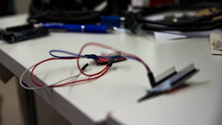 Lämpötilaa ja ilmankosteutta mittaava IoT-laite.