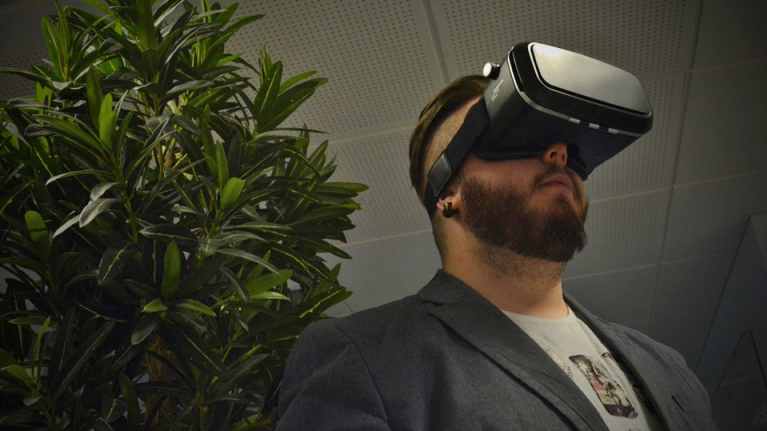 Virtuaalilasien avulla 360-videon katselussa läsnäolon tunne paranee.