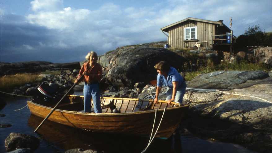 Tove Jansson ja Tuulikki Pietilä veneessä Klovharunin edustalla.