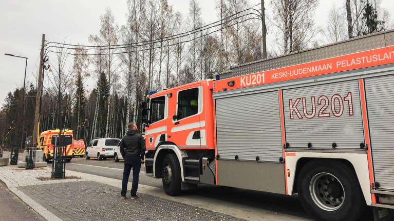 Paloauto on pysäköity jalkakäytävälle.
