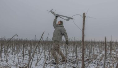 Uhka drooniparvista - tekoäly ohjaa laitteet pian kohteisiinsa