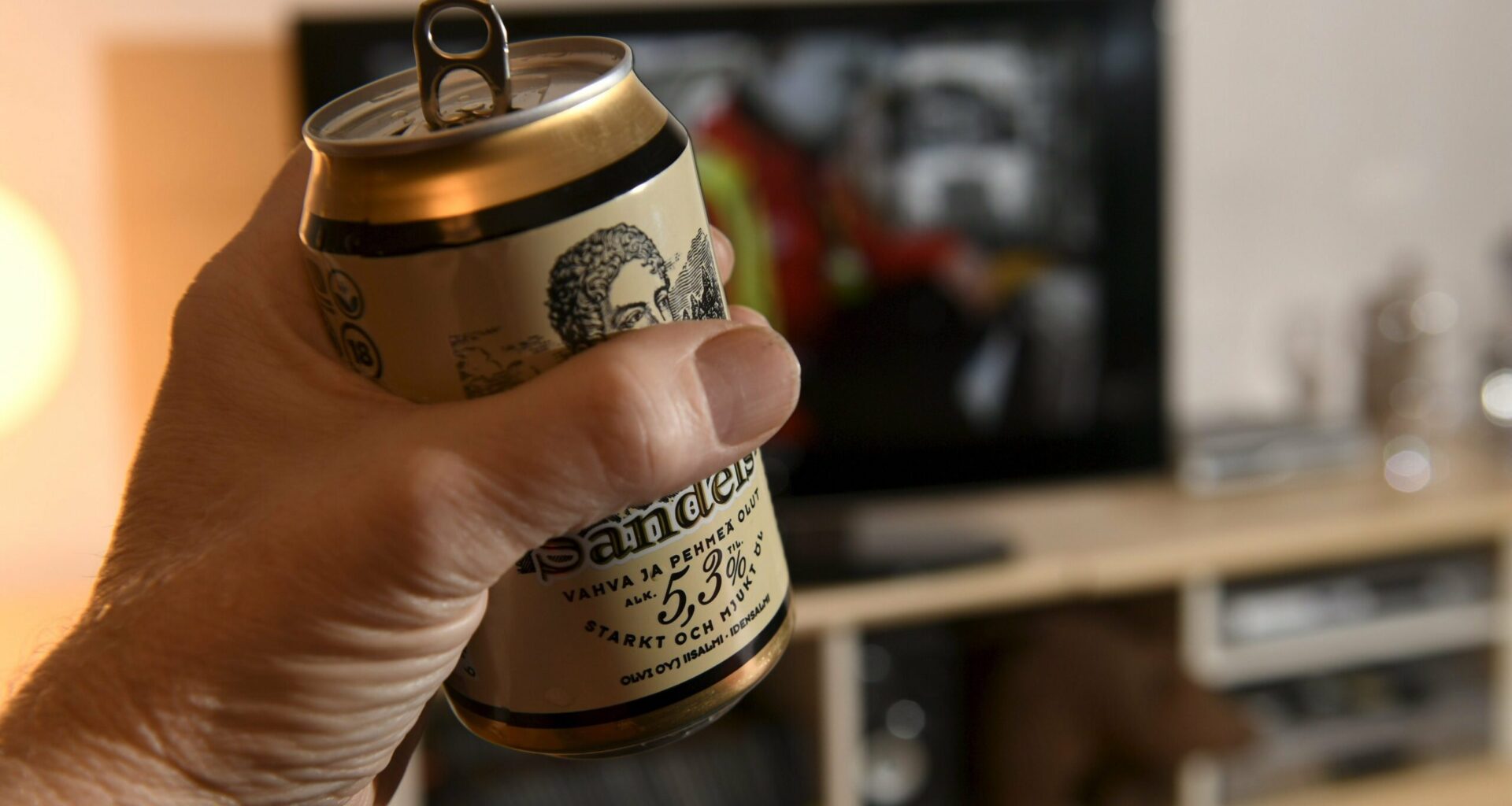 Oluttölkin hinnasta kaksi kolmasosaa voi olla veroja - näin kulutusverotus on muuttunut