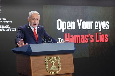 Israelin pääministeri Benjamin Netanjahu piti sunnuntaina tiedotustilaisuuden, jossa hänen takanaan paistatteli iskulause ”open your eyes to Hamas’s lies”. (Suom: ”Avatkaa silmänne Hamasin valheille”.)