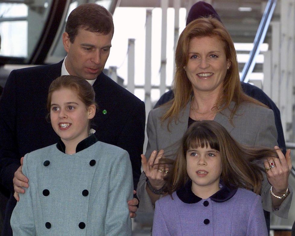 Prinssi Andrew, Sarah Ferguson ja heidän tyttärensä Eugenie ja Beatrice vuonna 2000. Vuosituhannen vaihteeseen mennessä Ferguson oli ajautunut valtavaan talousahdinkoon, mutta jatkoi silti ylellistä elämää.