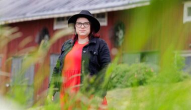 Anni Niskanen kirjoittaa kaksi kirjaa vuodessa – maalaisromantiikalle on kysyntää, kun maailmassa kuohuu | Kulttuuri