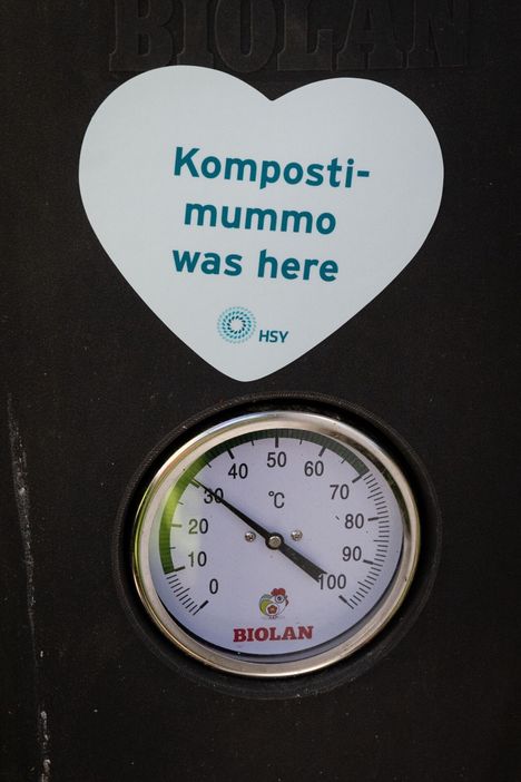 Kompostitarkastajat jättävät käynnistään tarran, joka on herättänyt hilpeyttä asukkaissa.