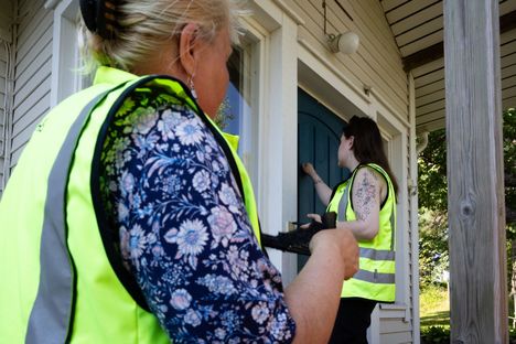 Kompostitarkastajat käyvät ensin koputtamassa talon ovelle tai soittamassa ovikelloa. Jos asukas ei ole paikalla, jättävät he käynnistään paperilapun kiinteistön postilaatikkoon.