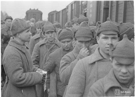 Vankien vaihto talvisodan päätyttyä 1940. Neuvostoarmeijassa palveli sotien aikana sotilaita eri puolilta Neuvostoliittoa.