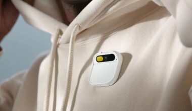Humane Ai Pin on tarkoitettu puettavaksi rinnan päällä.