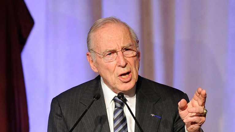 Jim Lovell pitämässä puhetta.